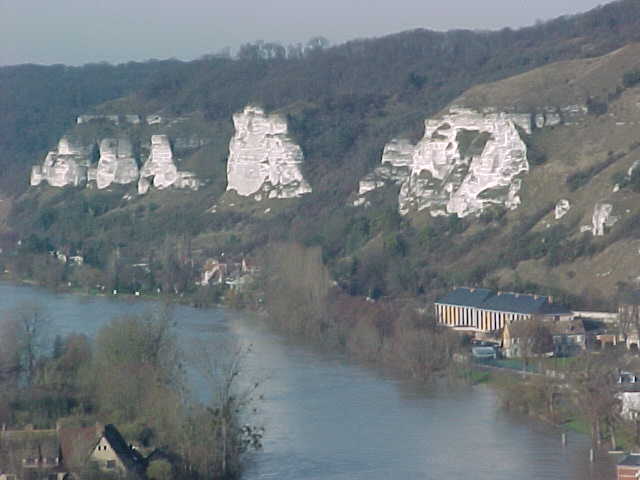 276 - DES FALAISES DE CALCAIRE SEMBLABLES A ETRETAT.jpg